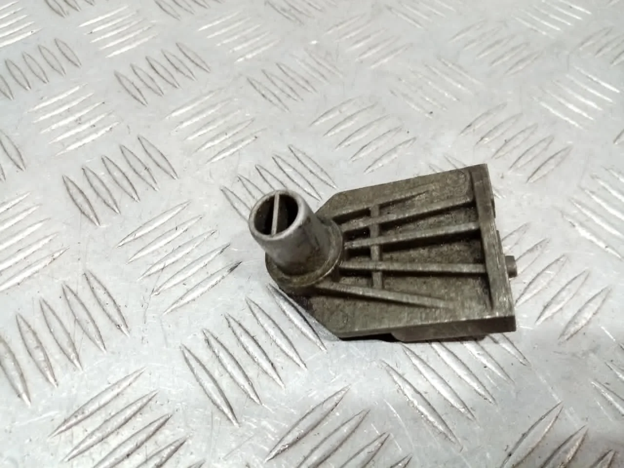 [Б/У] Кронштейн радиатора [Код: 00606541 ]