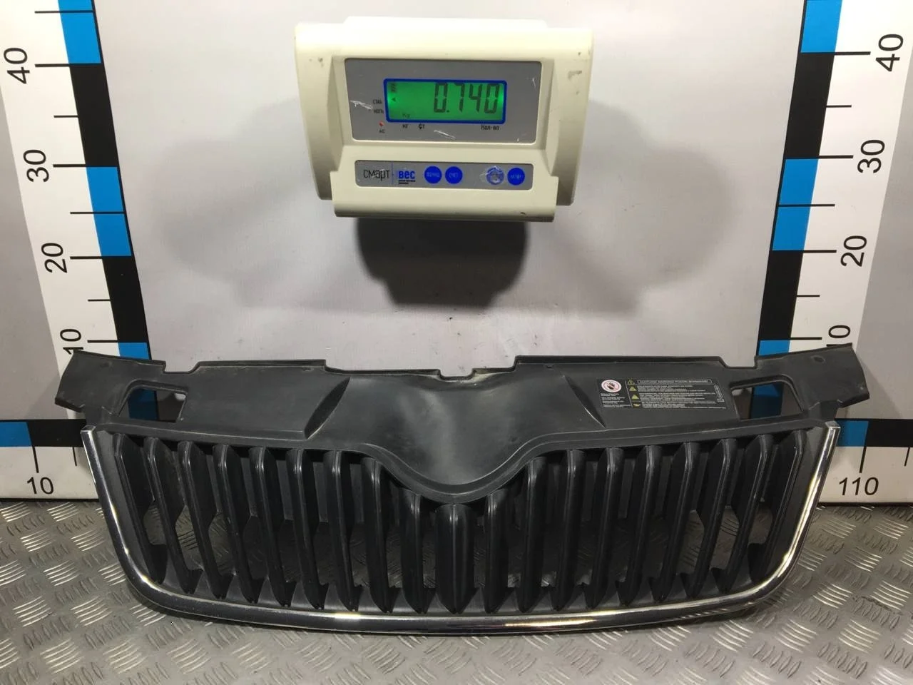 [Б/У] Решетка радиатора Skoda - (Состояние: в сборе с молдингом 5J0853607A2ZZ, мелкие точки на молдинге) [ХОРОШЕЕ] [Код: 00606479 ]