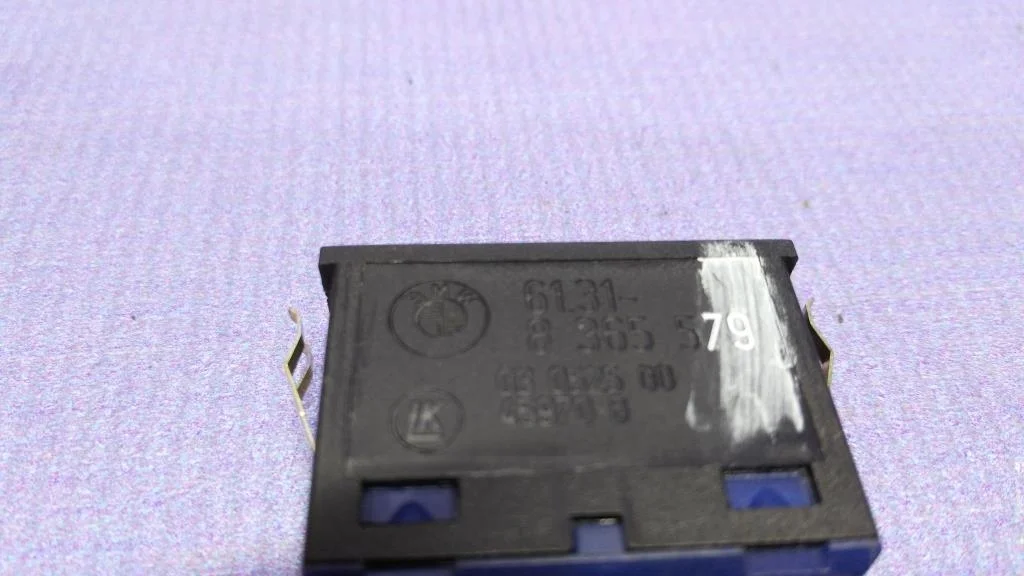 кнопка открывания багажника BMW 5-серия E39 61318365579  M57D25 163 лс 525d 2002 TITANSILBER METALLIC (354)