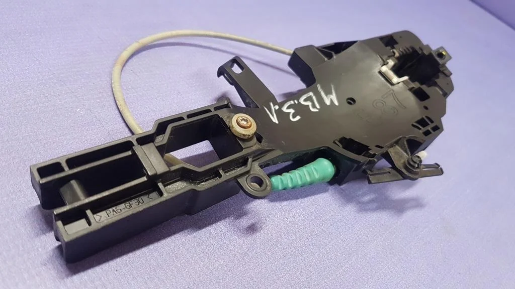 кронштейн ручки двери BMW 1-серия E87/E81  N46B20B 150 лс 120i