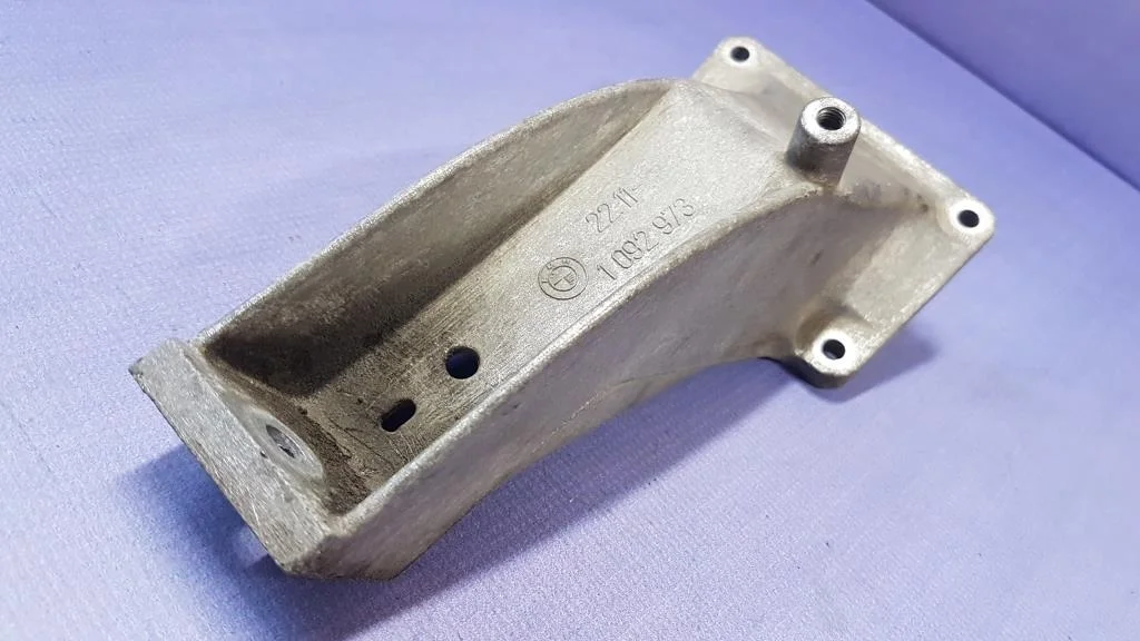 кронштейн двигателя BMW 5-серия E39  M54B25 192 лс 525i