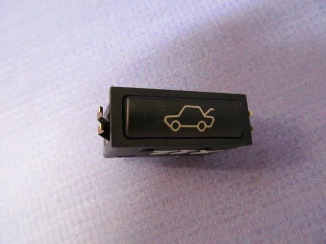 кнопка открывания багажника BMW X5 E53 61318365579  M54B30 231 лс 3.0i 2002 TITANSILBER METALLIC (354)