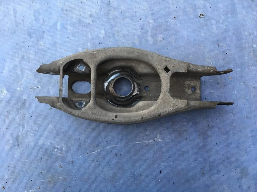 рычаг BMW 1-серия E87/E81 33326772899  N46B20B 150 лс 120i 2005 черный металлик