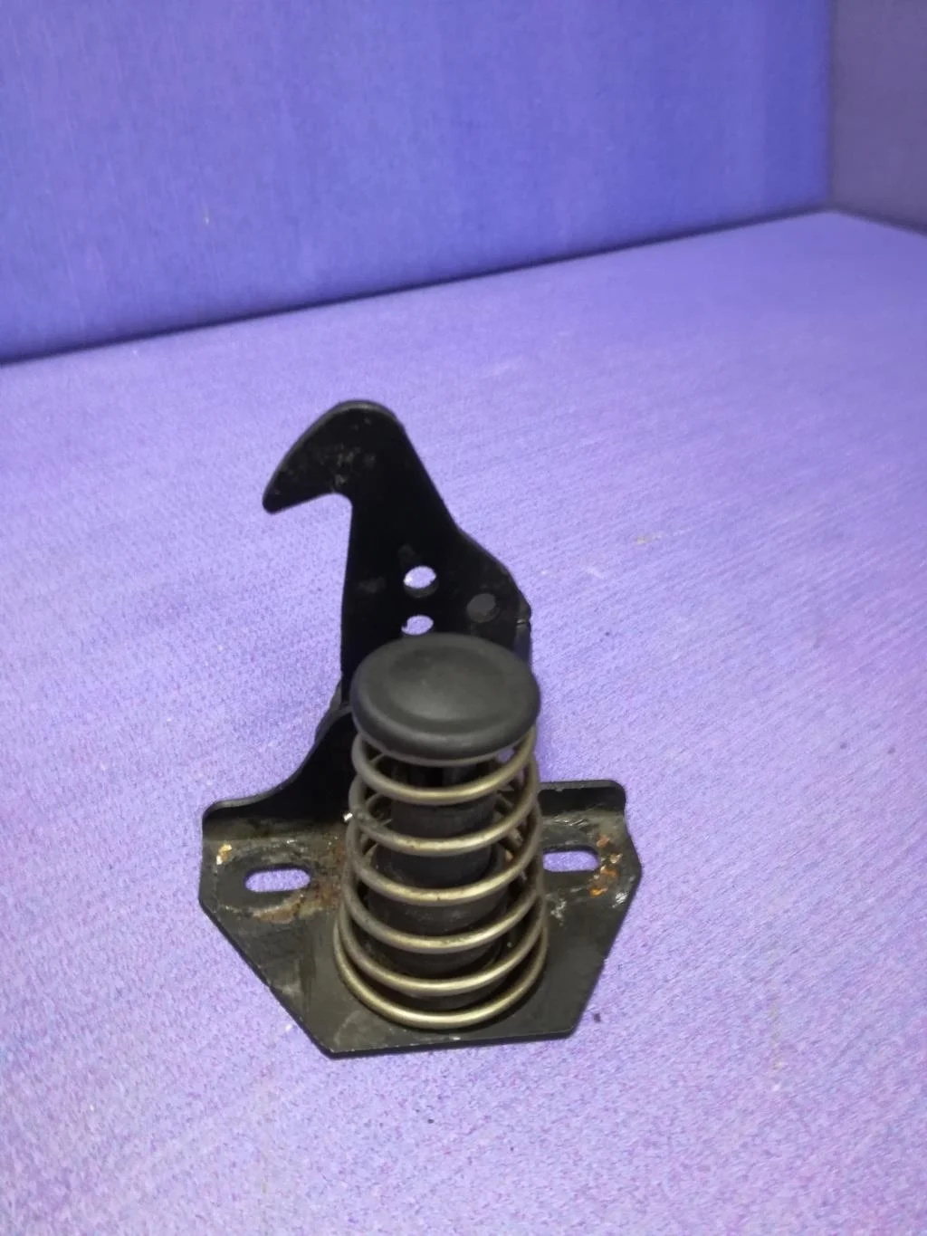 крюк капота BMW 5-серия E60/E61 51237034256