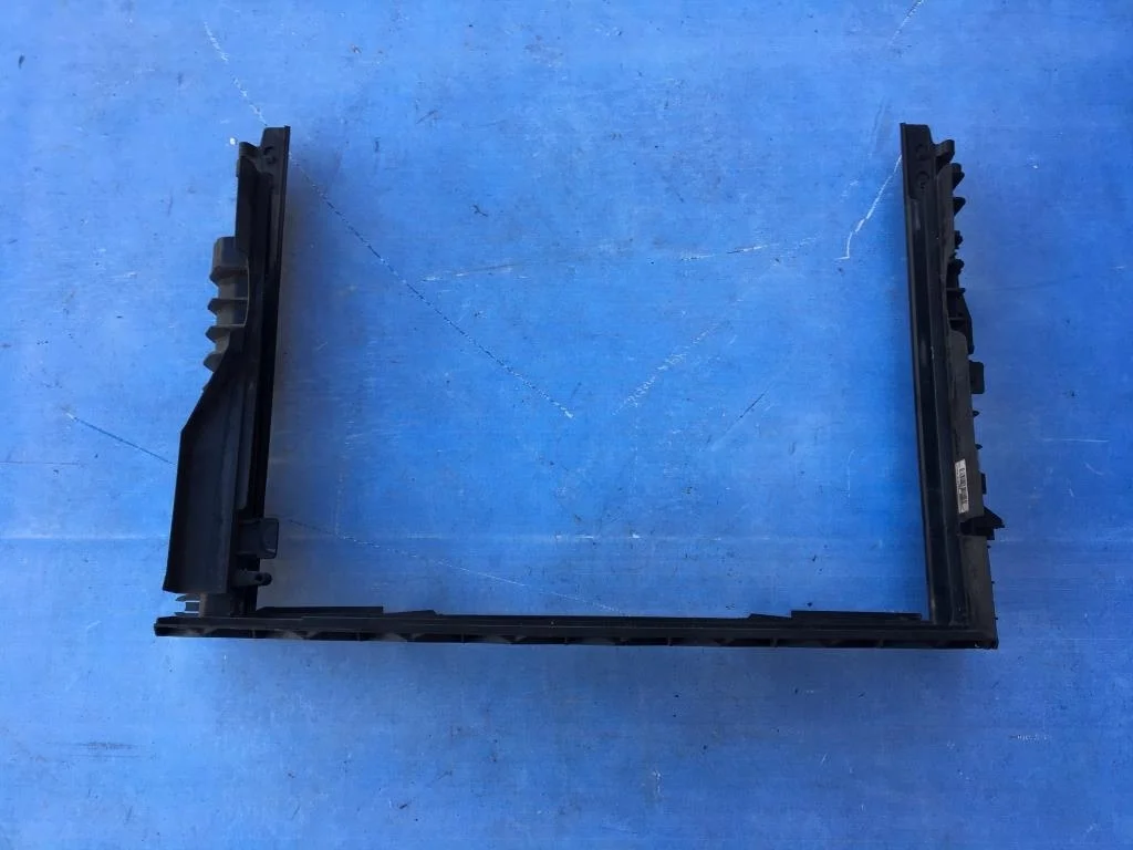 рамка радиатора BMW 5-серия E60/E61 17107545866    черный металлик