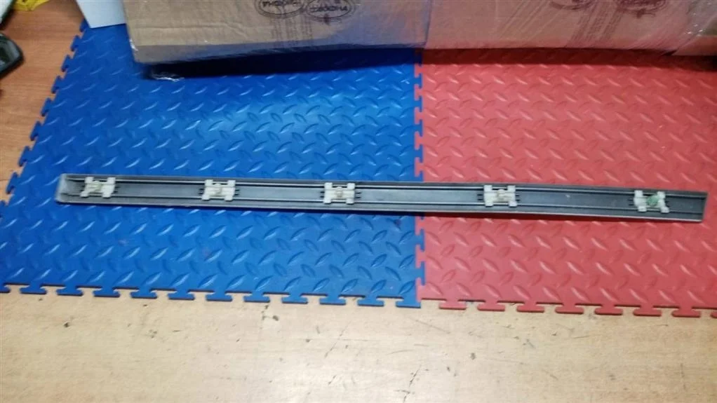 молдинг двери наружный BMW 5-серия E39  M54B25 192 лс 525i