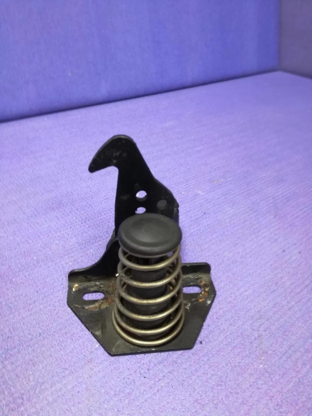 крюк капота BMW 5-серия E60/E61 51237034256