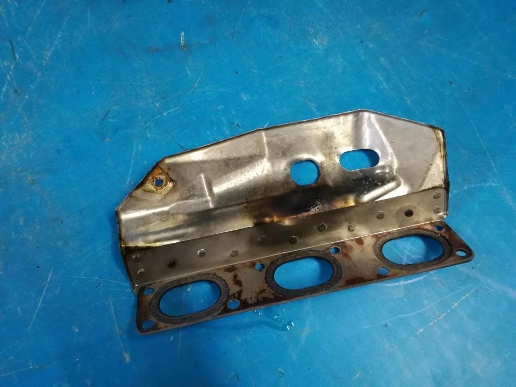 термокожух BMW 5-серия E60/E61 11627522585  M54B30 231 лс 530i 2003 BLACK SAPPHIRE METALLIC (475)