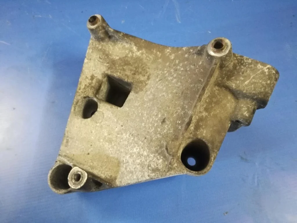 кронштейн кондиционера BMW X5 E53  M54B30 231 лс 3.0i