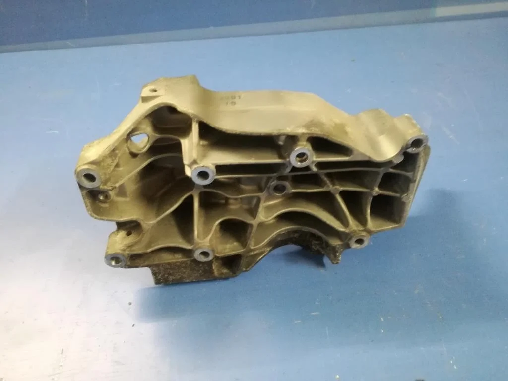 кронштейн кондиционера BMW 5-серия E60/E61  N47D20A 177 лс 520d