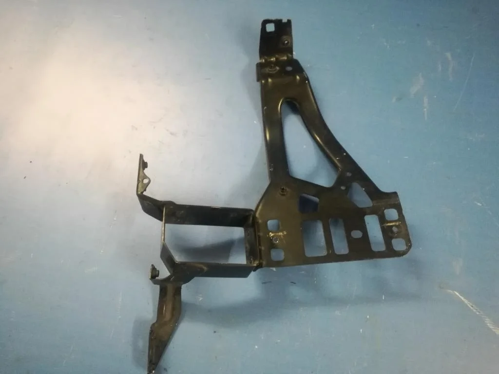 кронштейн фары боковой BMW 5-серия E60/E61  N47D20A 177 лс 520d