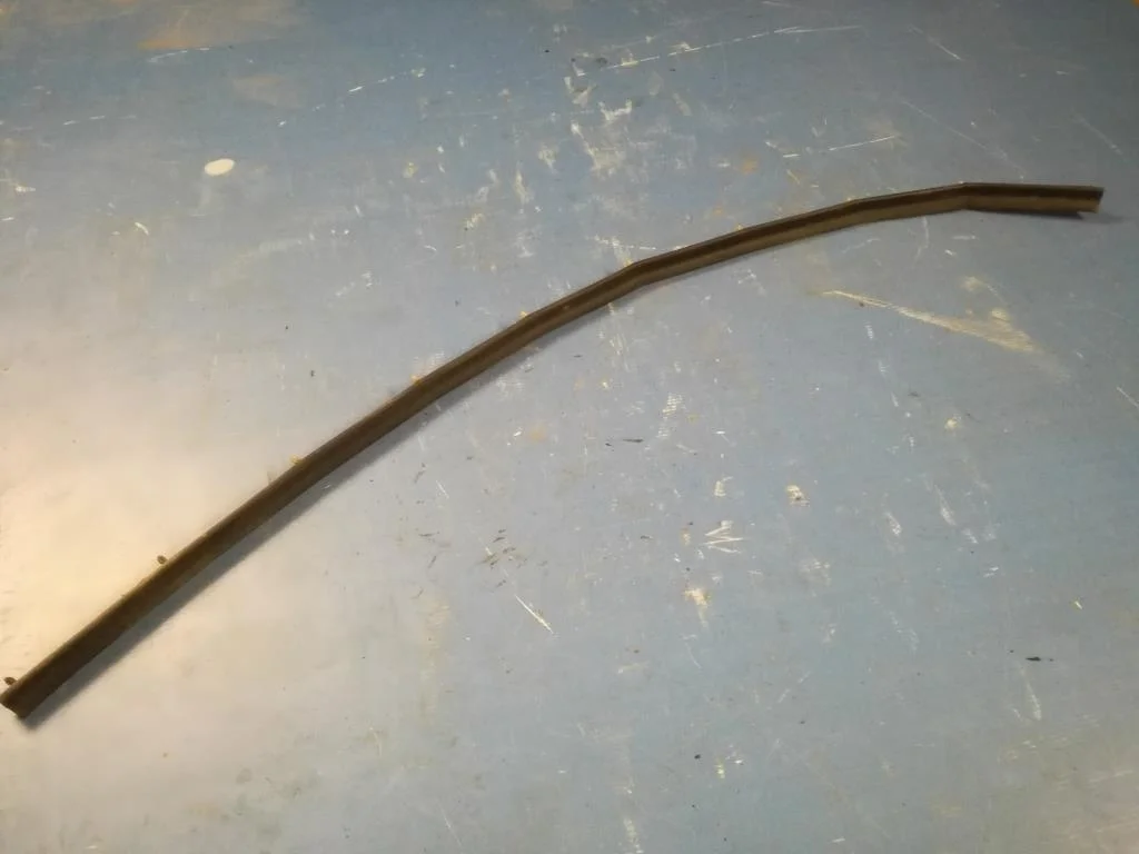 уплотнитель стыка двери и порога BMW 5-серия E39