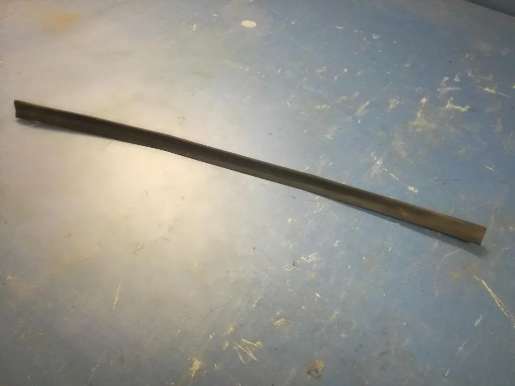 уплотнитель стыка двери и порога BMW 5-серия E39