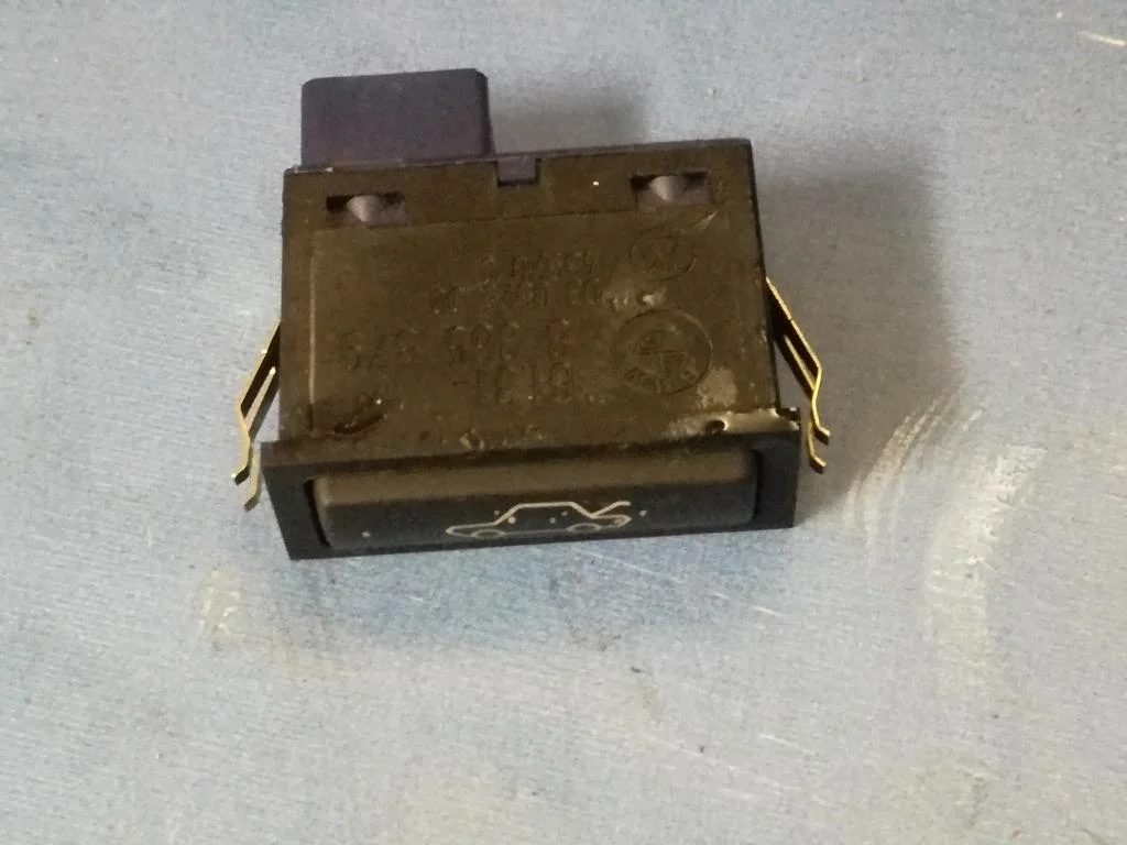 кнопка открывания багажника BMW X5 E53 61318365579  M62B44 286 лс 4.4i 2003 BLACK SAPPHIRE METALLIC (475)