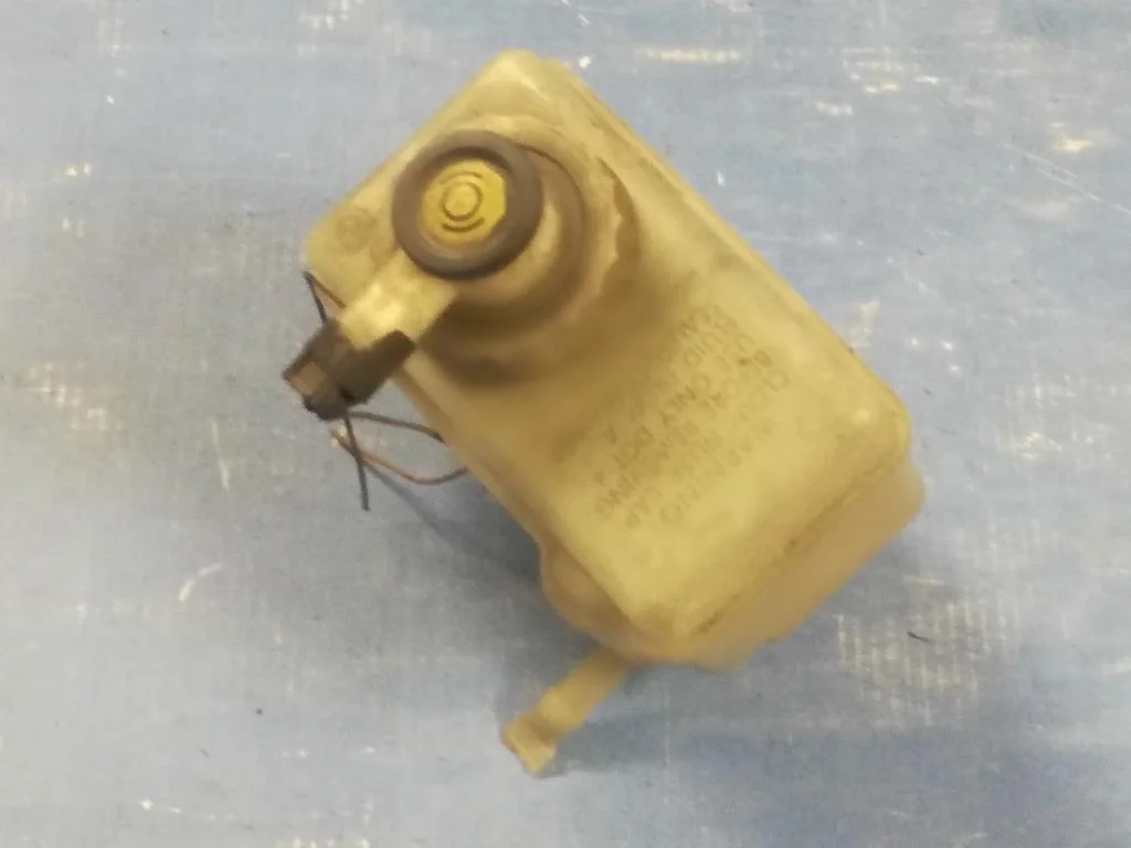 бачок главного тормозного цилиндра BMW 7-серия E38