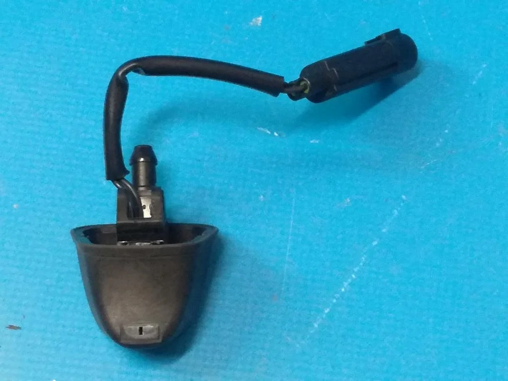 форсунка омывателя лобового стекла BMW 3-серия E90/E91 61667131299  N52B30 258 лс 330i 2006 LE-MANS-BLAU METALLIC (381)