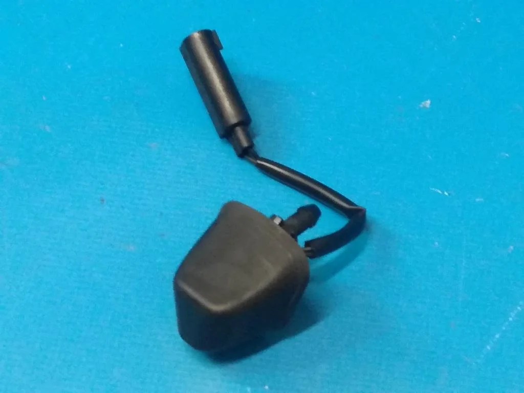 форсунка омывателя лобового стекла BMW 3-серия E90/E91 61667131299  N52B30 258 лс 330i 2006 LE-MANS-BLAU METALLIC (381)