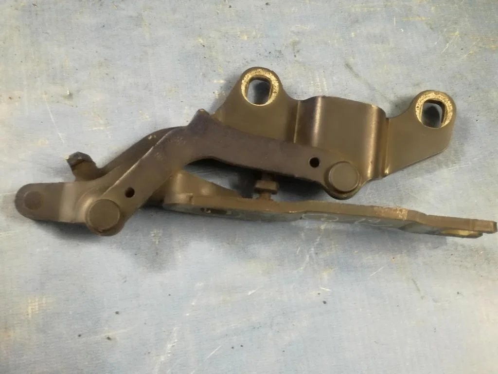 петля капота BMW 3-серия E90/E91 41617210678  N52B30 258 лс 330i 2006 LE-MANS-BLAU METALLIC (381)