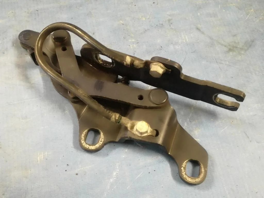 петля капота BMW 3-серия E90/E91 41617210677  N52B30 258 лс 330i 2006 LE-MANS-BLAU METALLIC (381)