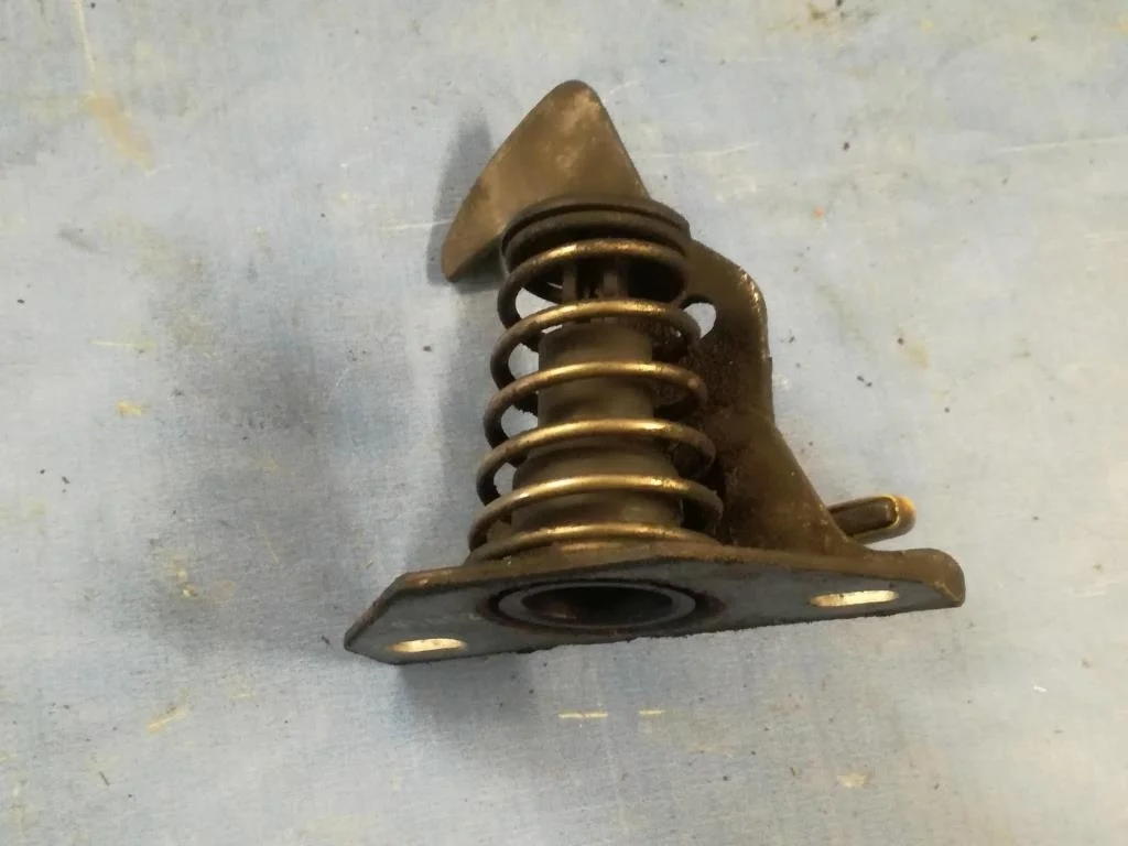 крюк капота BMW 3-серия E90/E91  N52B30 258 лс 330i