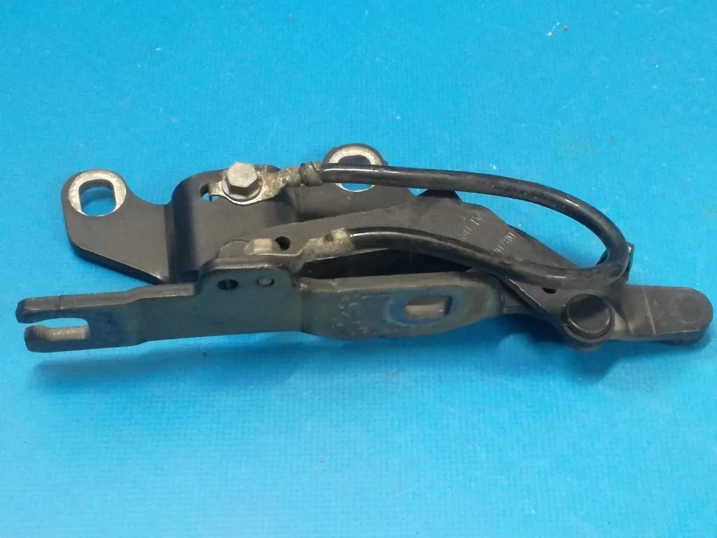 петля капота BMW 3-серия E90/E91 41617210677  N47D20A 177 лс 320d 2008 Sparkling Graphite Metallic (A22)