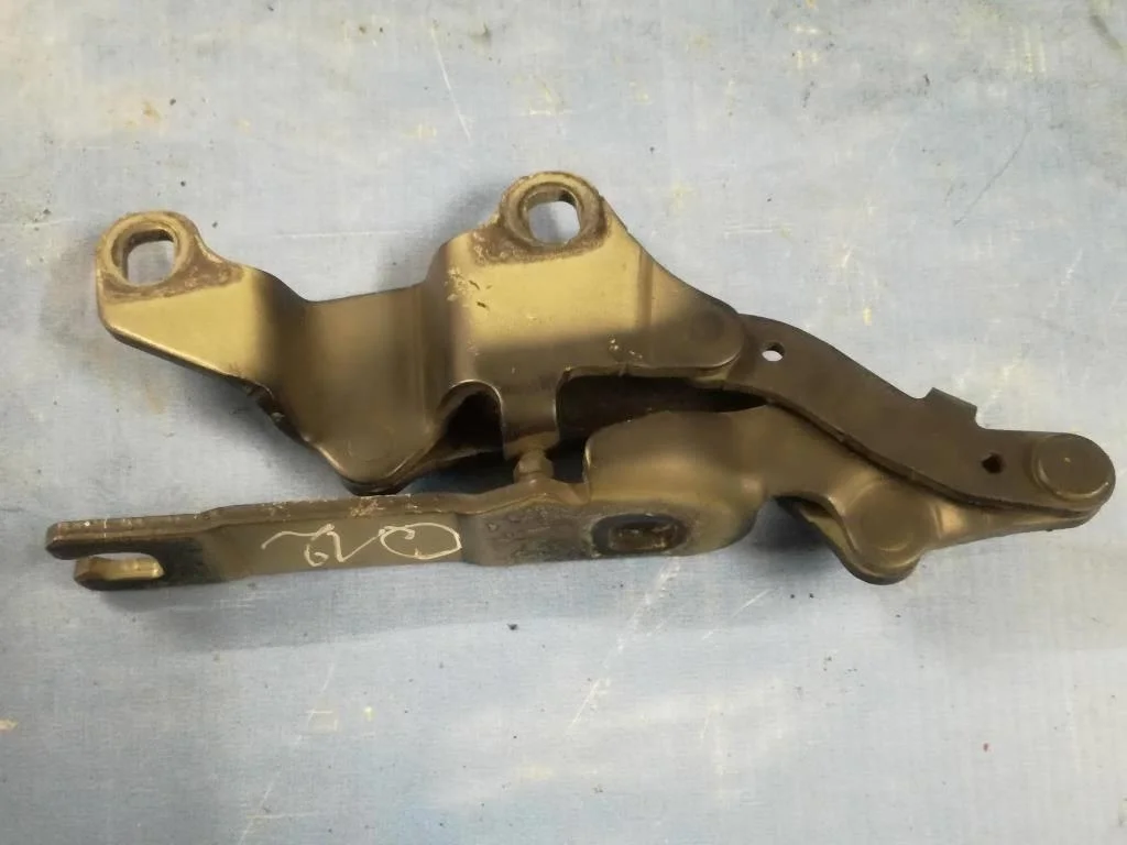 петля капота BMW 3-серия E90/E91 41617210678  N47D20A 177 лс 320d 2008 Sparkling Graphite Metallic (A22)