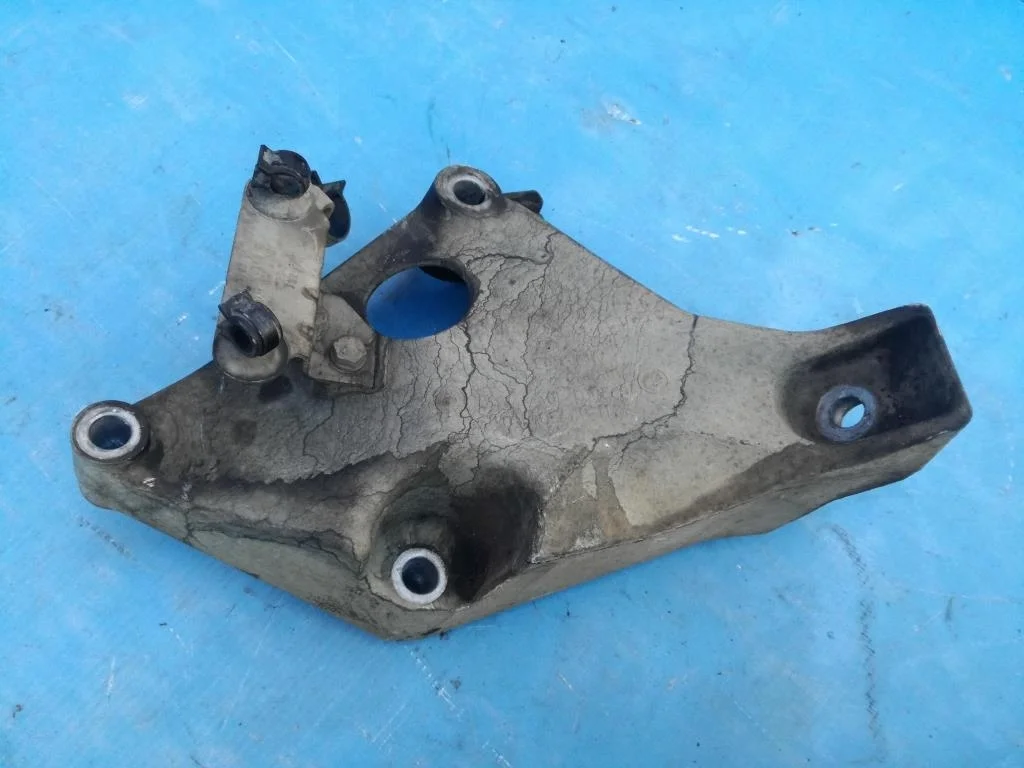 кронштейн двигателя BMW 3-серия E90/E91  N47D20A 177 лс 320d