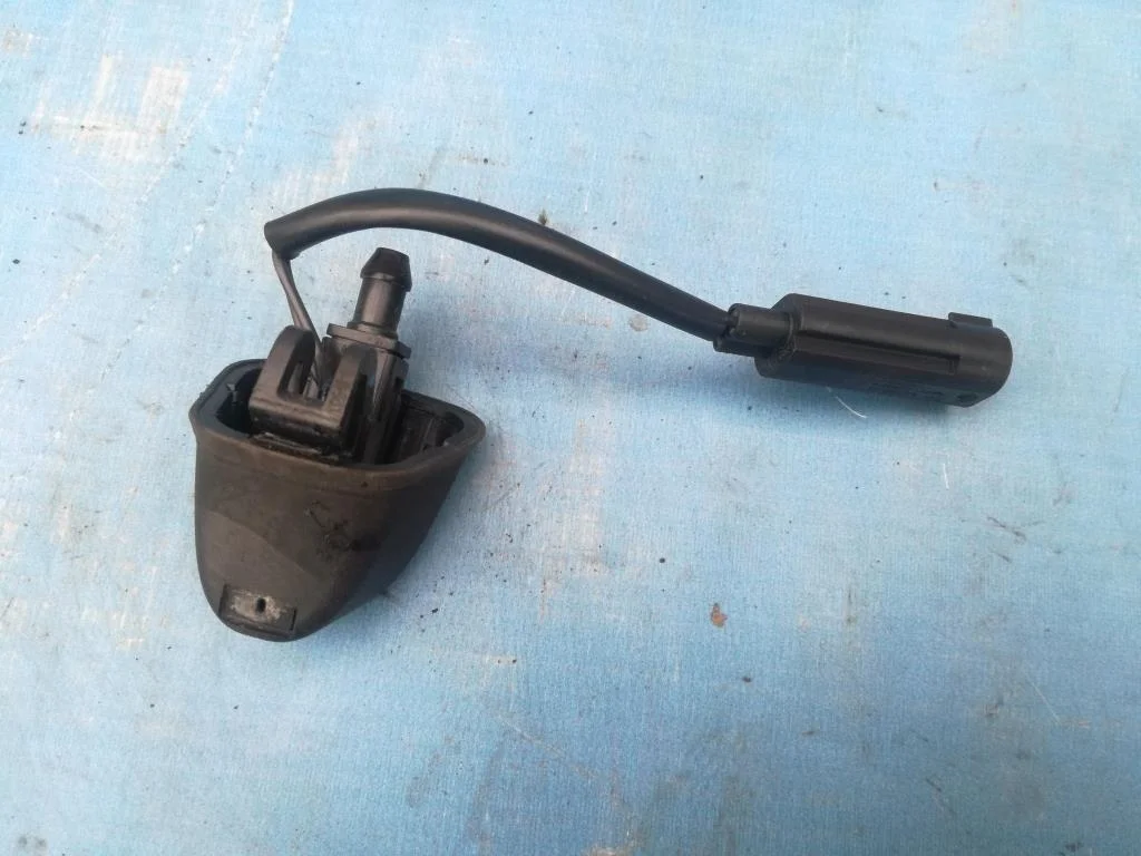 форсунка омывателя лобового стекла BMW 3-серия E90/E91 61667131299  N47D20A 177 лс 320d 2008 Sparkling Graphite Metallic (A22)