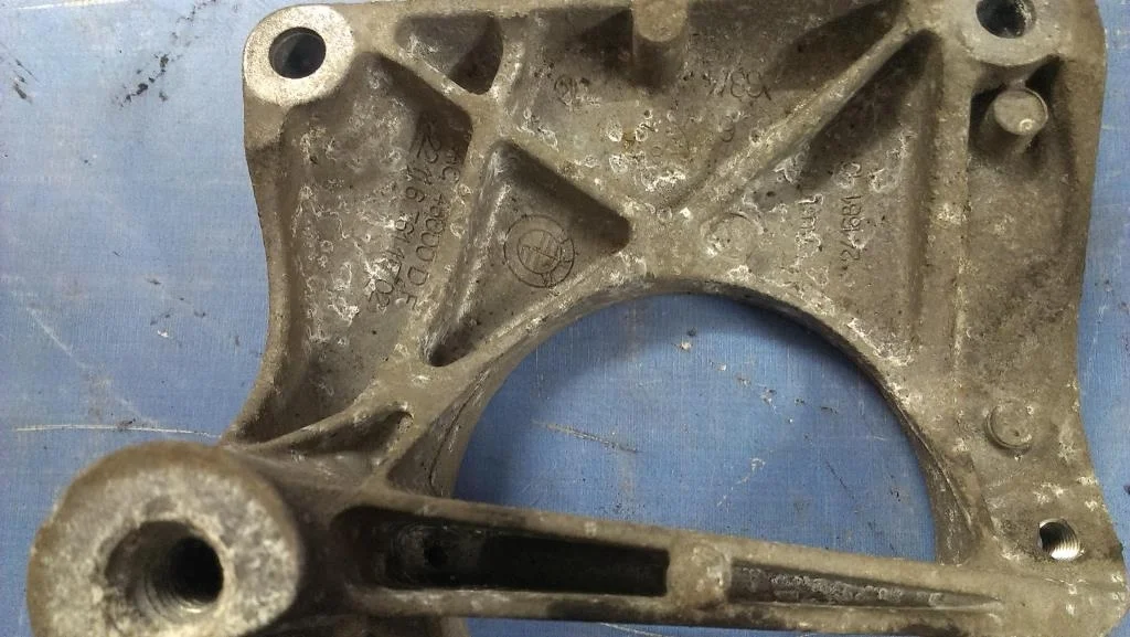 кронштейн двигателя BMW 5-серия E60/E61  N47D20A 177 лс 520d