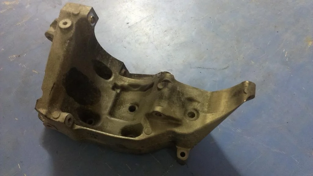 кронштейн кондиционера BMW 5-серия E60/E61  N47D20A 177 лс 520d