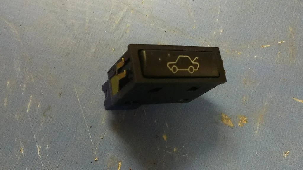 кнопка открывания багажника BMW X5 E53 61318365579  M57/TU 218 лс 3.0d 2006 TITANSILBER METALLIC (354)