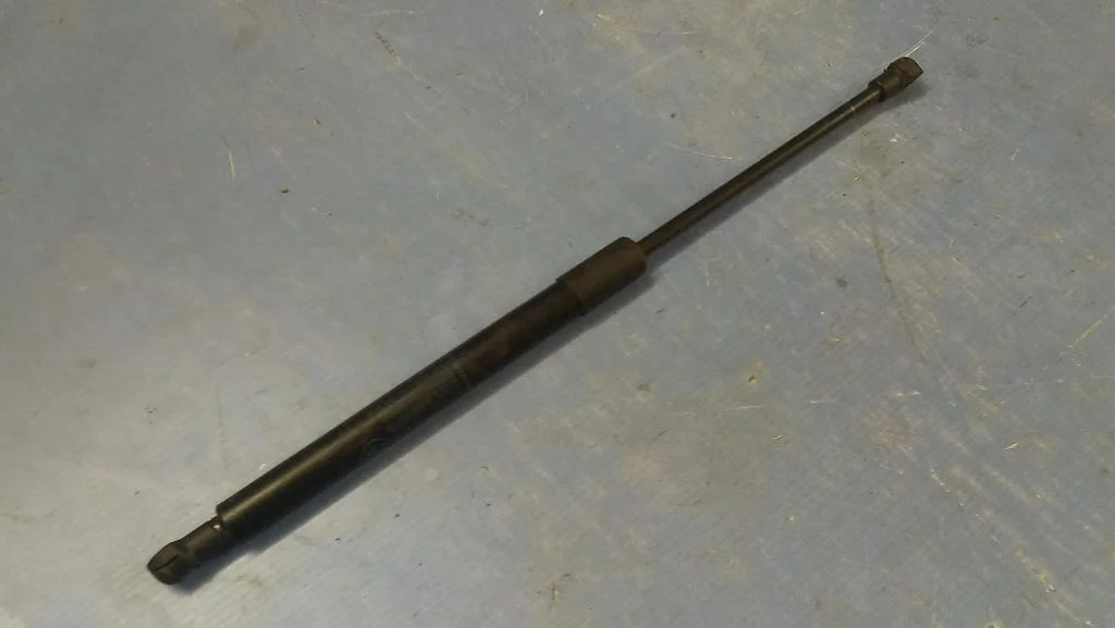 амортизатор капота BMW 3-серия E92/E93 51237129190  N53B30A 218 лс 325i 2009 Серый металлик