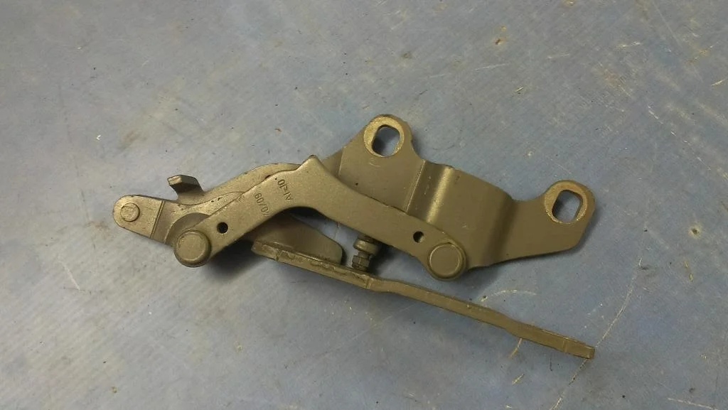 петля капота BMW 3-серия E92/E93 41617210678  N53B30A 218 лс 325i 2009 Серый металлик