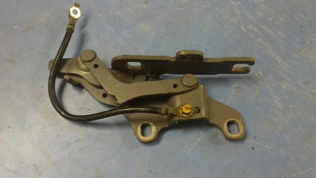 петля капота BMW 3-серия E92/E93 41617210677  N53B30A 218 лс 325i 2009 Серый металлик