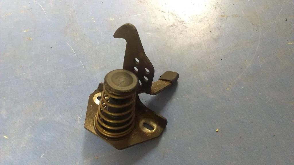 крюк капота BMW 5-серия E60/E61 51237034256  N53B30A 218 лс 525i 2008 SPACEGRAU METALLIC ( A52 )