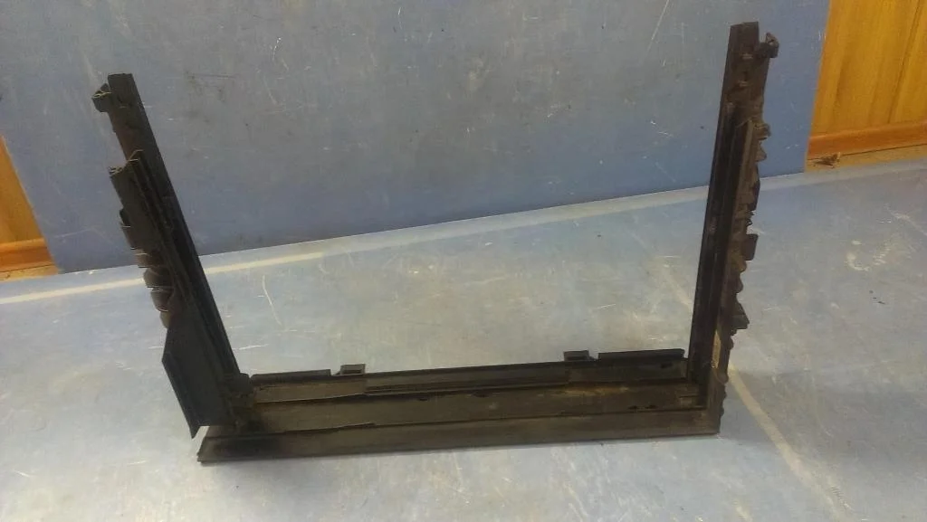 рамка радиатора BMW 5-серия E60/E61 17107545866  N53B30A 218 лс 525i 2008 SPACEGRAU METALLIC ( A52 )