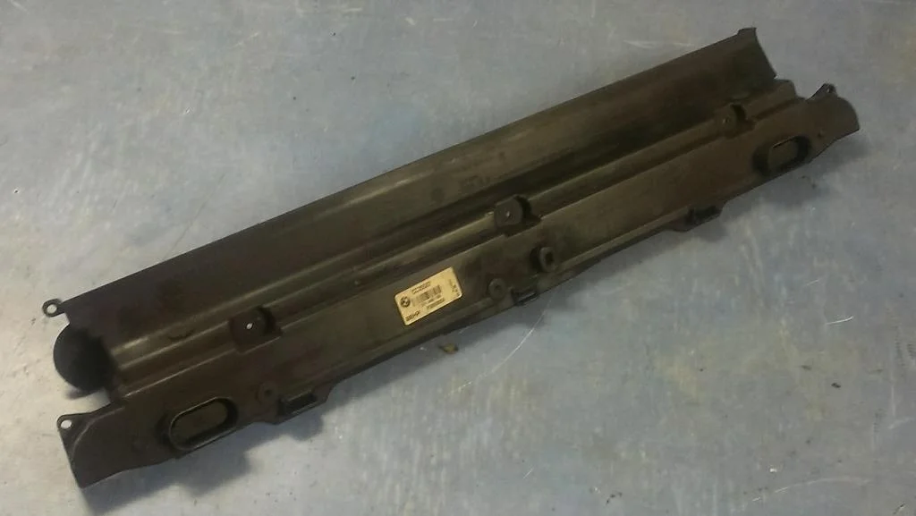 рамка радиатора часть BMW 5-серия E60/E61  N53B30A 218 лс 525i