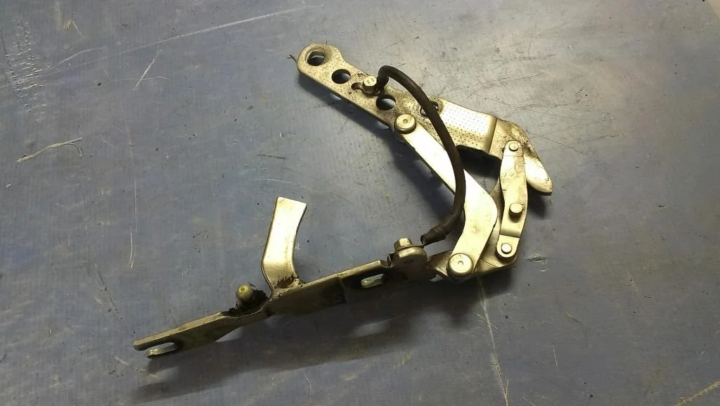 петля капота BMW X3 E83 41613452843  M54B30 231 лс 3.0i 2005 TITANSILBER METALLIC (354)