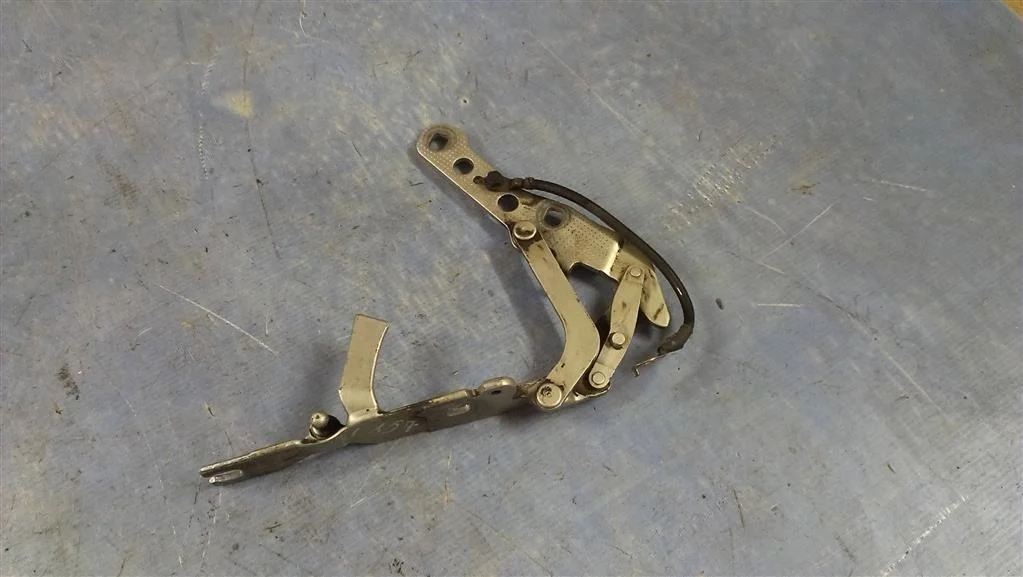 петля капота BMW X3 E83 41613452843  N47D20A 177 лс 2.0D 2008 TITANSILBER METALLIC (354)