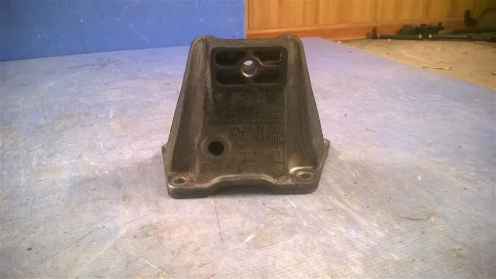 кронштейн кпп BMW 5-серия E60/E61  N47D20A 177 лс 520d