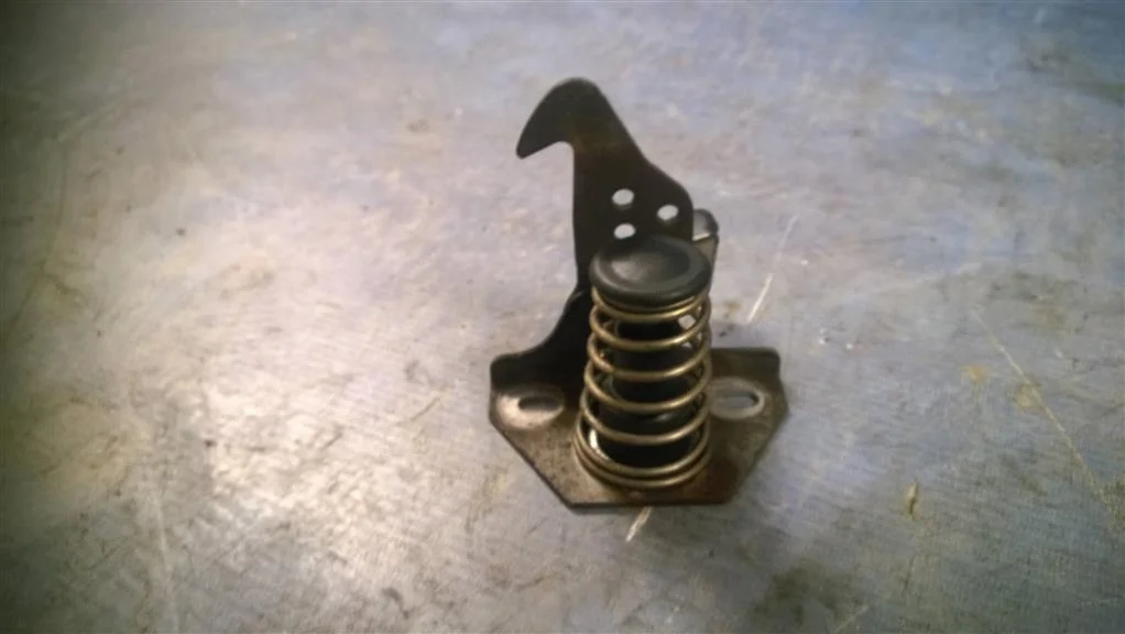 крюк капота BMW 5-серия E60/E61 51237034256  N52B30 258 лс 530i 2005 CARBONSCHWARZ METALLIC (416)