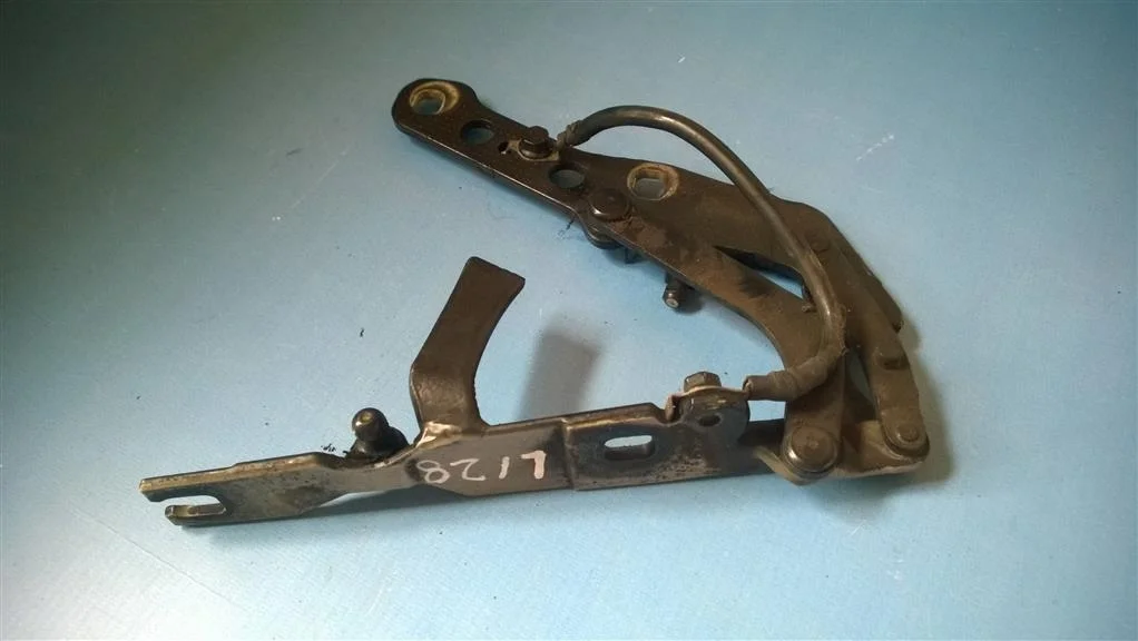 петля капота BMW X3 E83 41613452843  M57N2 218 лс 3.0D 2005 BLACK SAPPHIRE METALLIC (475)