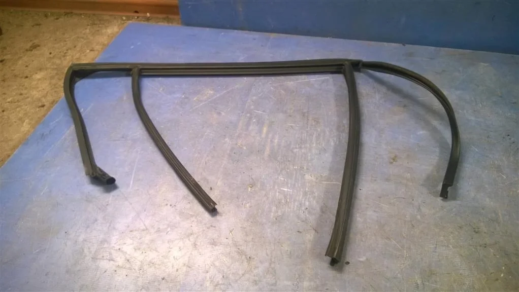 уплотнитель стекла двери заднего BMW X3 E83  M57N2 218 лс 3.0D