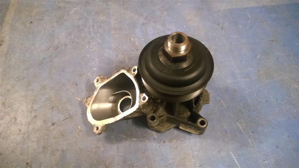 насос водяной помпа BMW X5 E53  M57/TU 218 лс 3.0d
