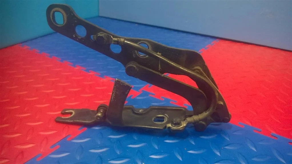 петля капота BMW X3 E83 41613452843  M54B30 231 лс 3.0i 2004 BLACK SAPPHIRE METALLIC (475)