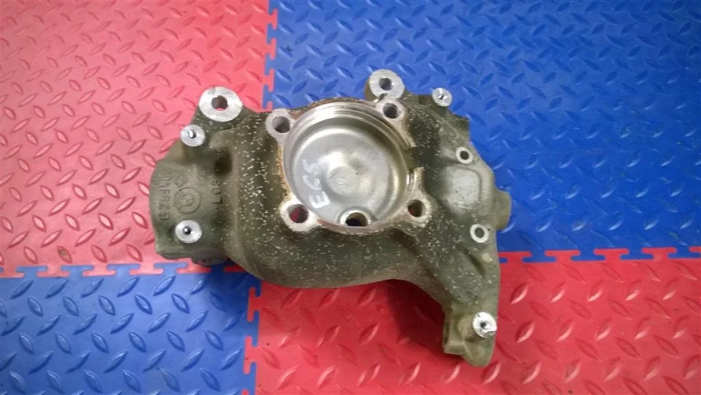 кулак поворотный BMW 7-серия E65/E66