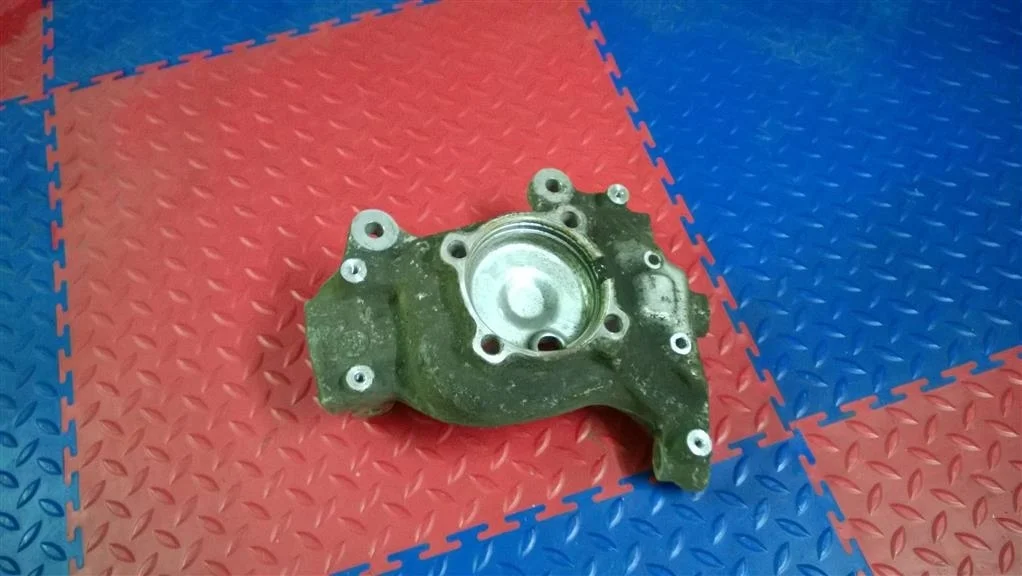 кулак поворотный BMW 7-серия E65/E66