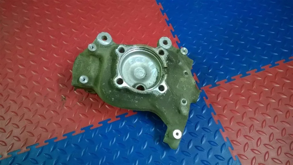 кулак поворотный BMW 7-серия E65/E66