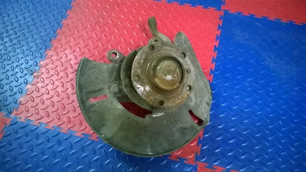 кулак поворотный BMW 7-серия E38