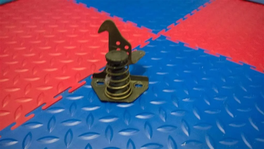 крюк капота BMW X3 E83 51237034256  M54B30 231 лс 3.0i 2004 MYSTICBLAU-MET A07